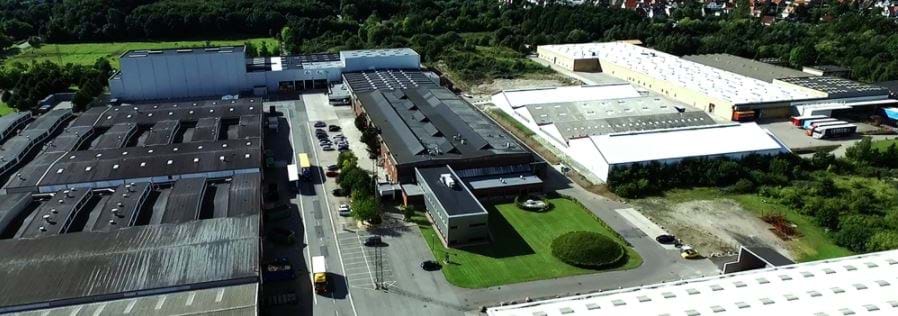 Apie 40 000 m2 plotas, kuriame yra biurai, daugiaaukštės stelažų sistemos, atsargos ir gamybos pastatai